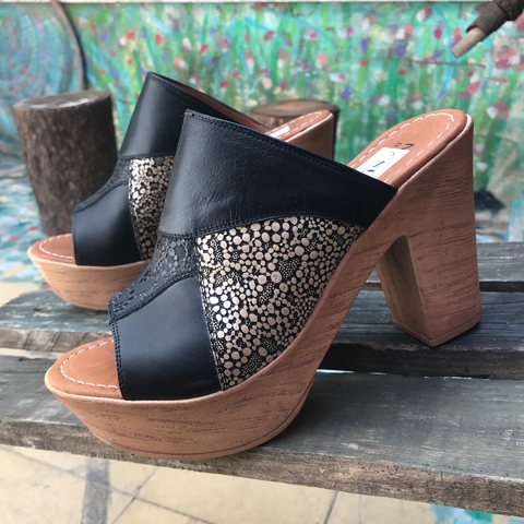 Chinelas negras y metal con base plataforma simil corcho. m01v-2033
