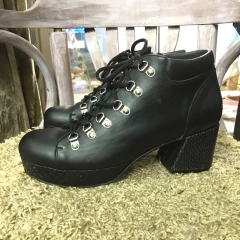 Botitas acordonadas con tacón y plataforma negras .e03i-5525