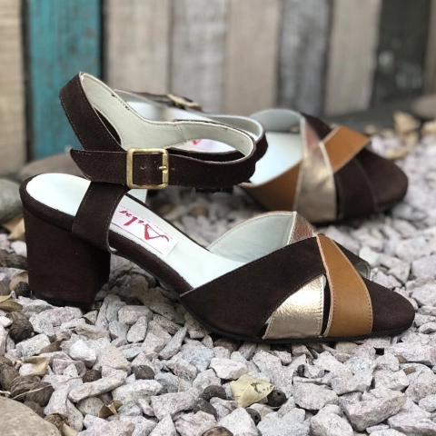 Sandalias chocolate suela platino. e03v-5000