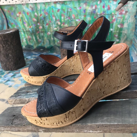 Sandalias negras base simil corcho. m01v-782