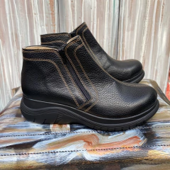 Botineta doble cierre pimpon negras. j05i-1587