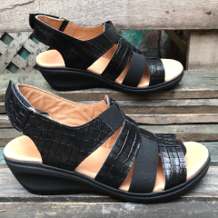 Sandalias croco negro con elástico y abrojo en talón. j05v-1066