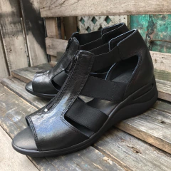 Sandalias con talón, cierre y elásticos, negras. p02v-2048