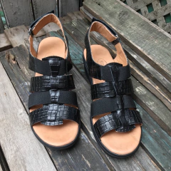 Sandalias croco negro con elástico y abrojo en talón. j05v-1066 en internet