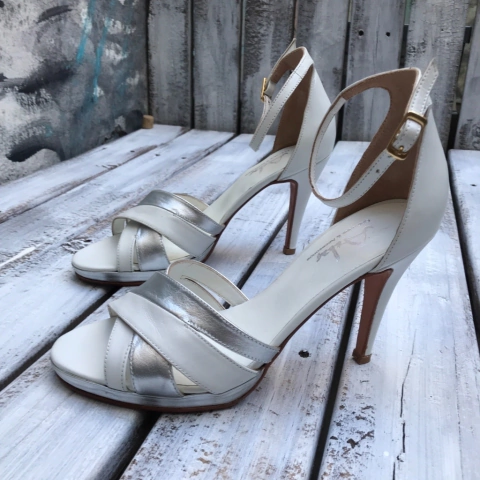 Sandalias stilettos con plataforma blanco y plata. f13-1465