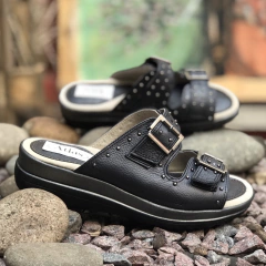 Chinelas negras 2 hebillas y tachitas. p02v-585