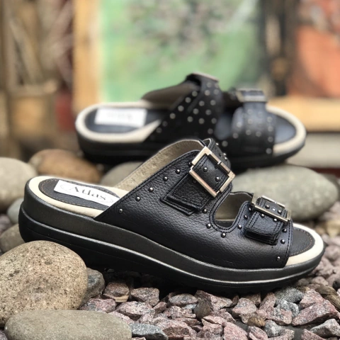 Chinelas negras 2 hebillas y tachitas. p02v-585