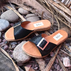 Imagen de Chinelas negras con hebilla. j05v-210