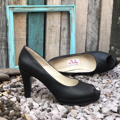 Stilettos boca de pez, cuero negro. e03-3006