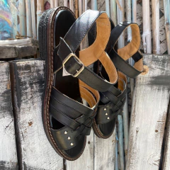 Sandalias negras cruzadas c tachitas. . j05v-582