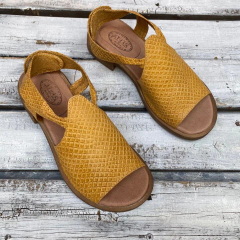 Sandalias con velcro en talón, maíz . q09v-450