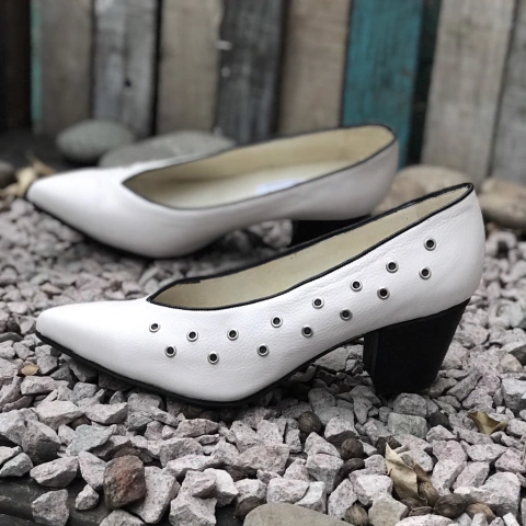 Clásicos con tacón forrado, tiza y negro. e03-20000