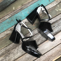 Sandalias con talón, tacón y plataforma, charol negro. N*42 y 44. e03v-12 - Altas de Olivos