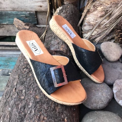 Chinelas negras con hebilla. j05v-210