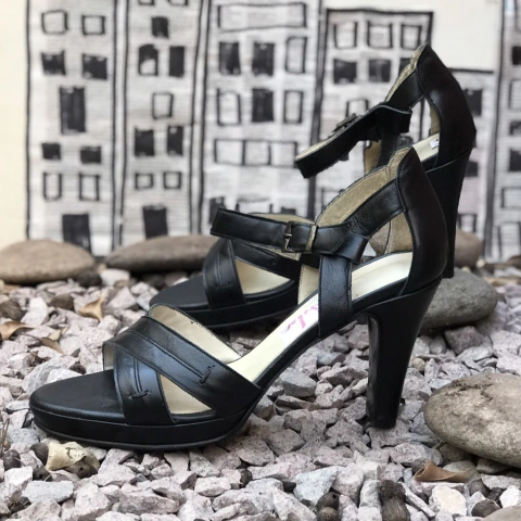 Sandalias con talón y plataf negra. - e03v-547