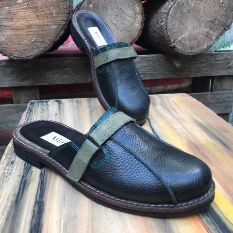 Zueco punta cerrada, negro. j05m-04