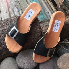 Chinelas negras con hebilla. j05v-210 en internet