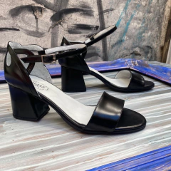 Sandalias con talón alto brillo negro. e03v-53900