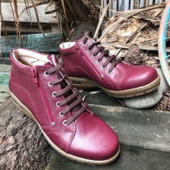 Botineta con 2cierres y cordón bordo. p02i-209