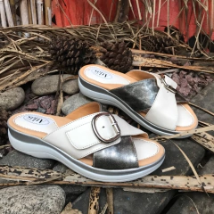 Chinelas cruzadas con hebillon tiza y peltre- p02v-584 - Altas de Olivos