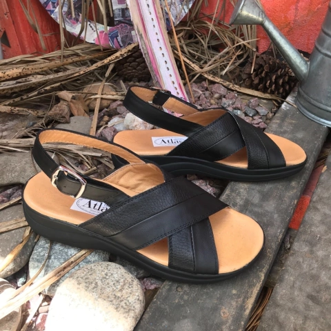 Sandalias negras. j05v-3700
