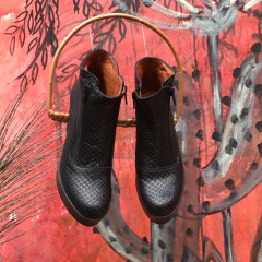 Bota corta con taco y plataforma pitón-negro. m01i-3005 en internet