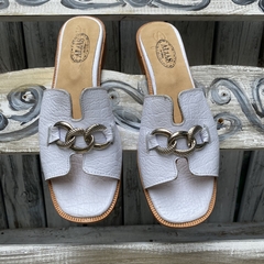 Chinela blanca con cadena.N*41,42 y 43- s06v-366B