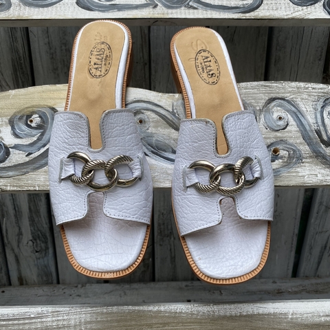 Chinela blanca con cadena.N*41,42 y 43- s06v-366B