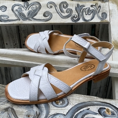 Sandalia blanca trenzada.N*41 y 42. s06v-369B