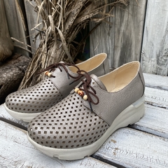 Zapatillas c/taco picadas, metalizadas peltre. p02m-3301 - comprar online