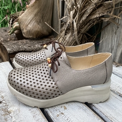 Zapatillas c/taco picadas, metalizadas peltre. p02m-3301