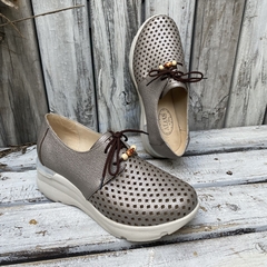 Zapatillas c/taco picadas, metalizadas peltre. p02m-3301 - Altas de Olivos