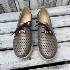 Zapatillas c/taco picadas, metalizadas peltre. p02m-3301 - tienda online