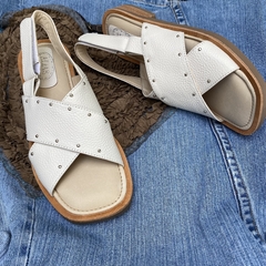 Sandalia cruzada c/tachas, tiza. p02v-860 - comprar online