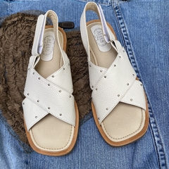 Sandalia cruzada c/tachas, tiza. p02v-860 - tienda online