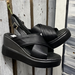 Sandalias con plataforma cruzadas, negras. p02v-782