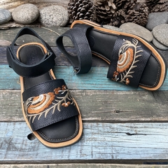 Sandalias bordadas, negras. p02v-864