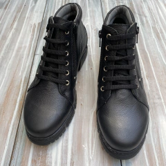 Botineta con 2cierres y cordón negro base track. p02i-209 - comprar online