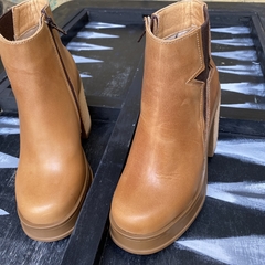 Bota corta con plataforma cuero óxido. p02i-1483 - Altas de Olivos