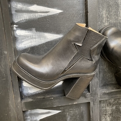 Bota corta con plataforma negra. p02i-1483 en internet