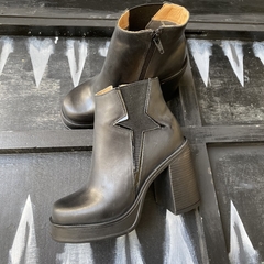 Bota corta con plataforma negra. p02i-1483 - Altas de Olivos