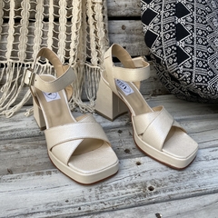 Sandalias con plataforma y tacón, hueso perlado. f13v-2449 en internet