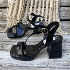 Sandalias con plataforma y tacón, charol negro. f13v-2450