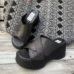 Chinelas cruzadas con plataforma, negro y peltre. f13-2478