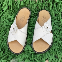Chinelas cruzadas con flor, blancas. j05v-169.2