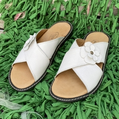 Chinelas cruzadas con flor, blancas. j05v-169.2 - Altas de Olivos