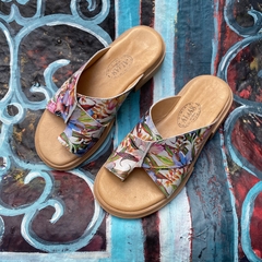Ojota con empeine cruzado, floreado multicolor. j05v-108 - comprar online