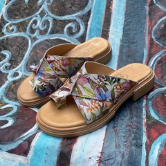Ojota con empeine cruzado, floreado multicolor. j05v-108