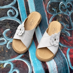 Chinelas cruzadas flor, blanco. j05-169 en internet