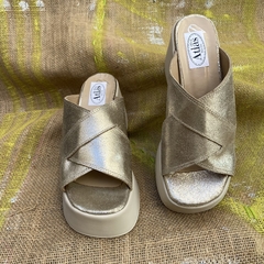 Chinelas cruzadas con plataforma, hueso y platino . f13-2478 - en internet